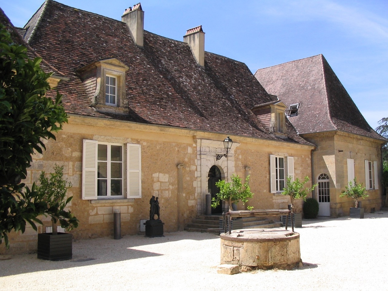 chateaulesmerlescourtyard1.jpg chateaulesmerlescourtyard1.jpg