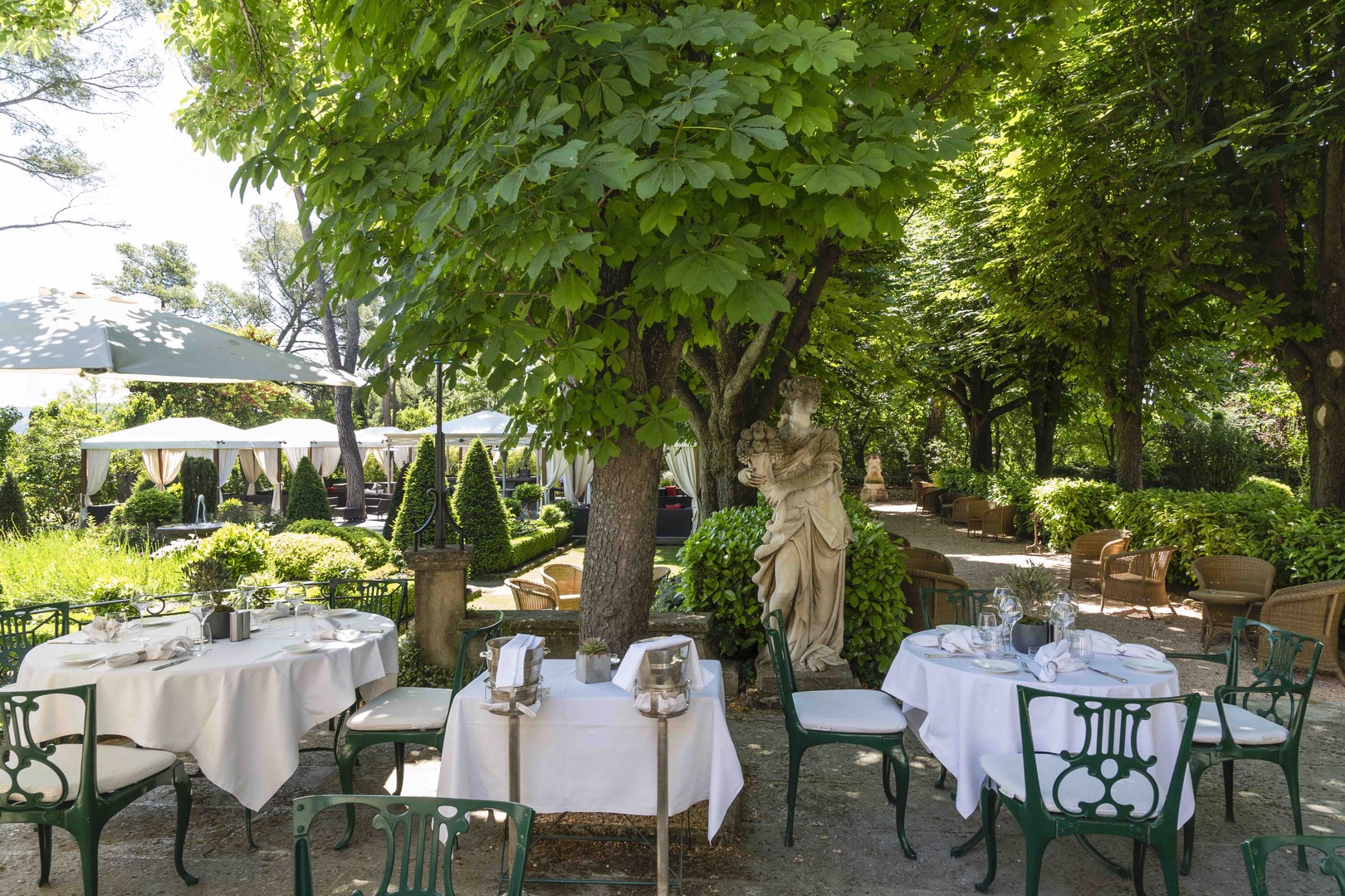 Romantisches Abendessen auf der Terrasse in der Provence